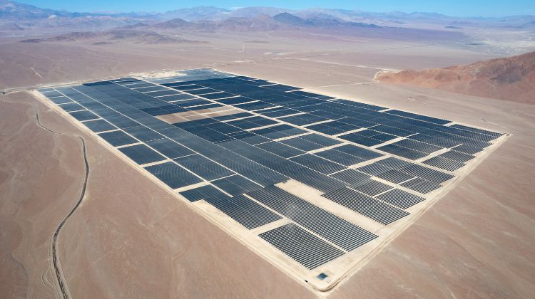 Colbún inaugura parque solar y baterías en Atacama y prepara más de 800 MW de almacenamiento